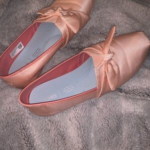 Picture of the TOMS shoes
